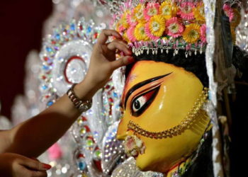 chaitra navratri 2020, goddess durga mantra, mantra chanting vidhi, mantra jaap vidhi, navratri puja, durga puja vidhi | चैत्र नवरात्रि में दीपक जलाकर देवी मां के सामने करें मंत्रों का जाप, अधार्मिक कामों से बचें