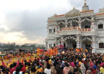 Holi of Vrindavan’s love temple is filled with flowers and natural colors | फूलों और प्राकृतिक रंगों से सराबोर होती है वृंदावन के प्रेम मंदिर की होली